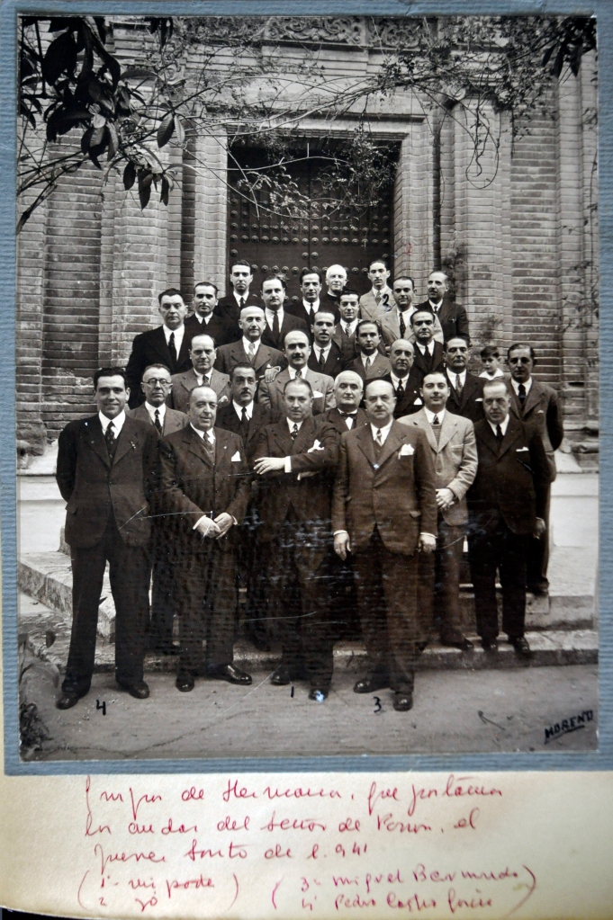Francisco Navarro López y los portadores de las andas de la hermandad de Pasión en 1941